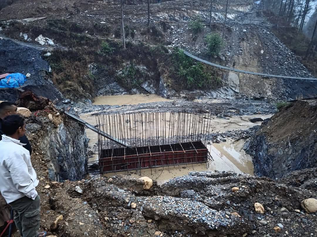 अविरल वर्षा सँगै आएको बाढीले बागचौर – पातिहाल्न निर्माणाधीन पुलमा क्षति