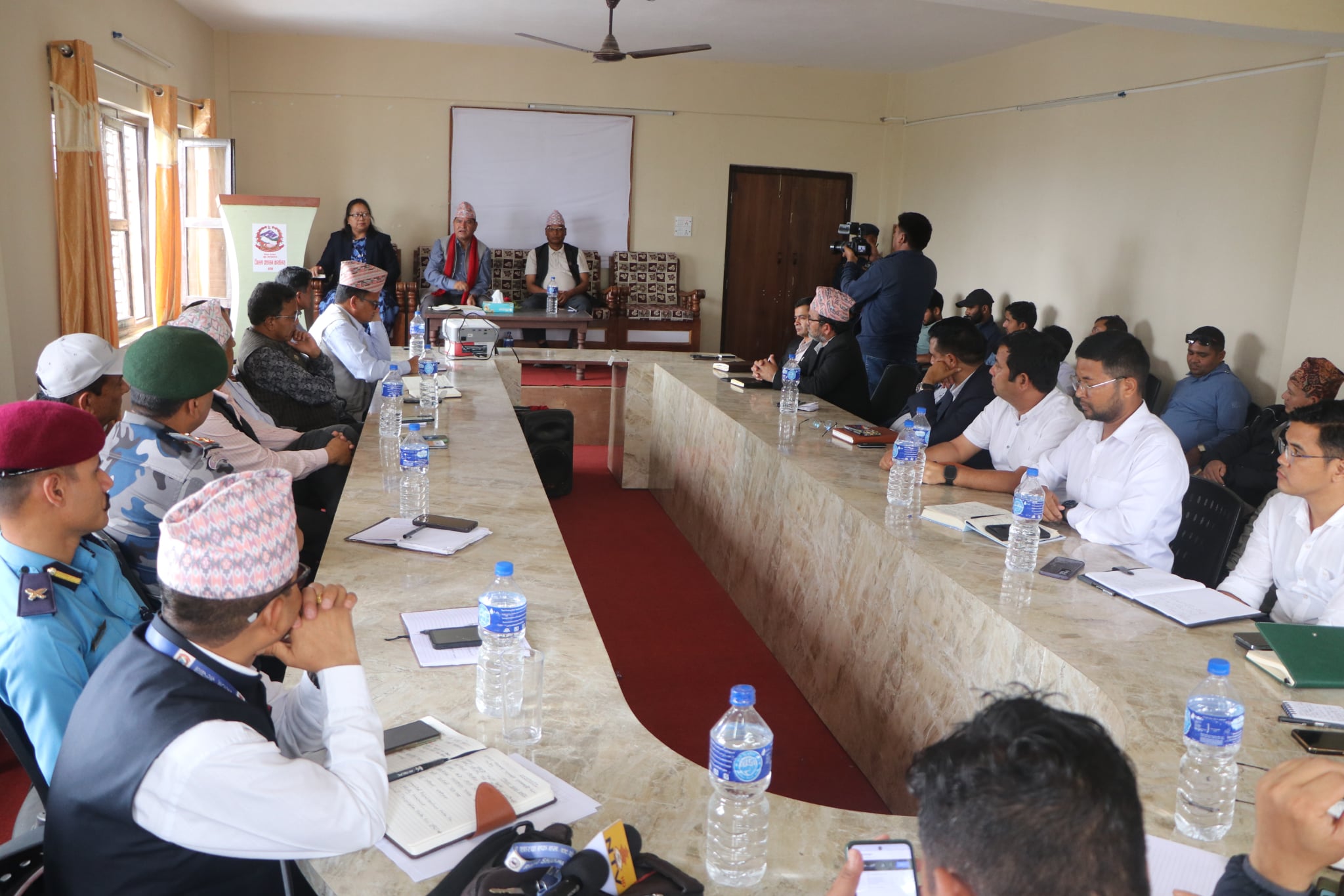 सर्वदलीय  सर्वपक्षीय बैठक, निर्माण व्यवसायीलाई समयमै काम सम्पन्न गर्न निर्देशन