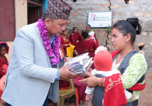 सिद्ध कुमाखका ६ सय ५९ आमाहरुलाई पाेषण पिठो  वितरण