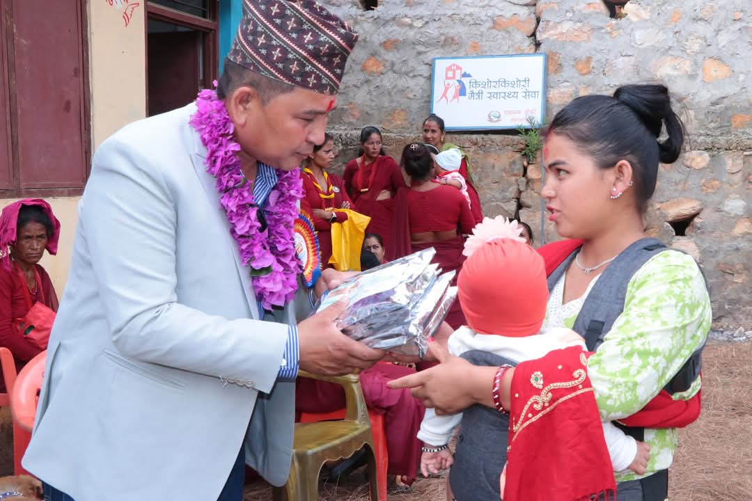 सिद्ध कुमाखका ६ सय ५९ आमाहरुलाई पाेषण पिठो  वितरण