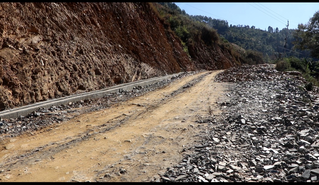 निर्माण सामग्री अभावले एक महिनादेखि सडक स्तरोन्नतिको काम ठप्प