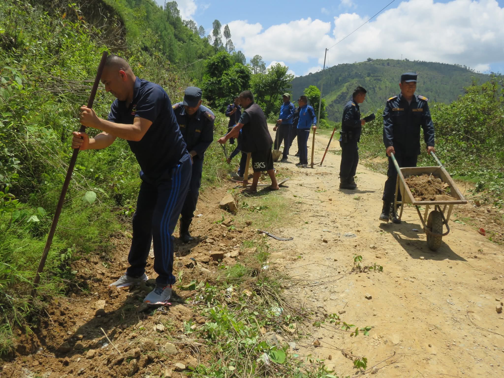 सल्यान प्रहरीद्वारा पाँच किलोमिटर सडक मर्मत