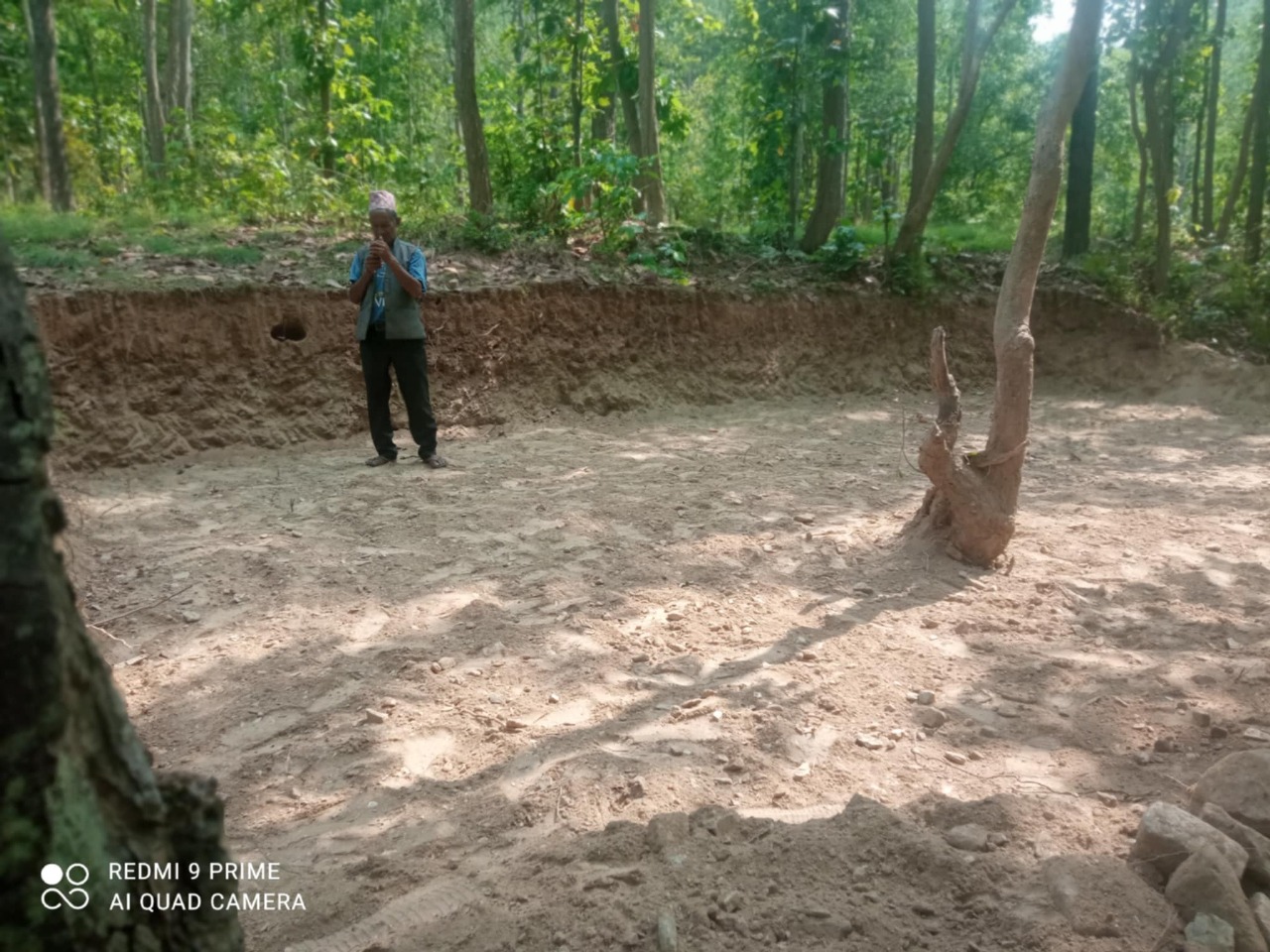 जल स्रोत संरक्षण र जलवायु अनुकूलन एकै साथ: कुमाख गाउँपालिकामा रिचार्ज पोखरी निर्माण