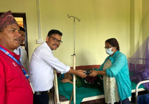 बुवाको पुन्यतिथिमा अस्पतालका बिरामी र विद्यार्थीलाई सहयोग