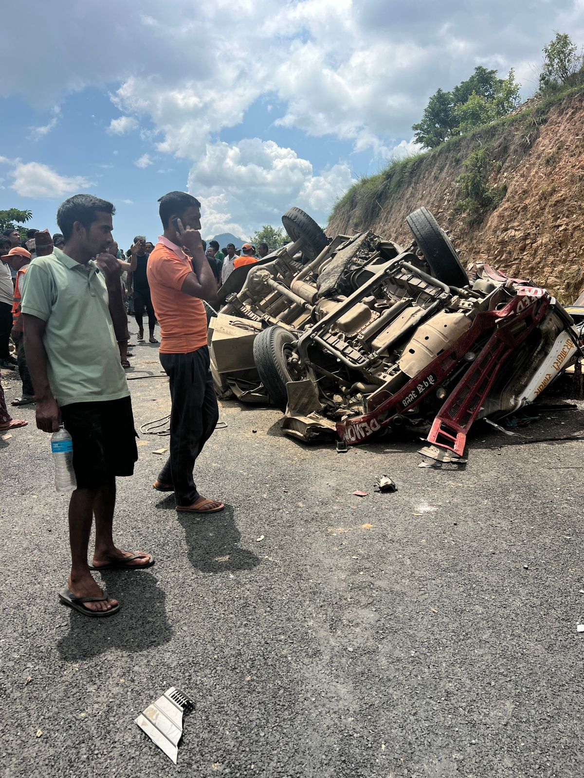 सल्यानमा फोर्स गाडी दुर्घटना हुँदा १५ जना घाइते