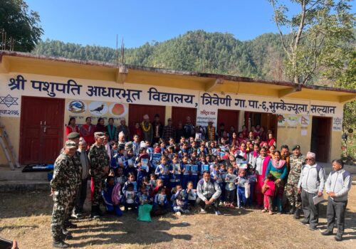 नेपाली सेनाद्वारा विद्यार्थीलाई स्टेशनरी तथा खेलकुद सामग्री वितरण