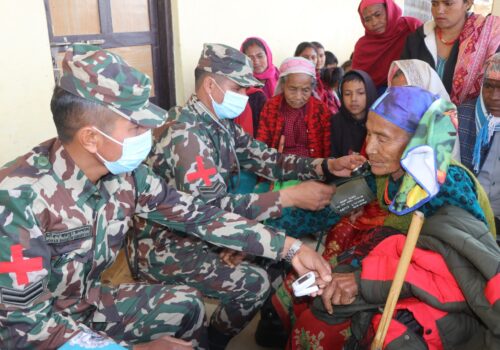 सल्यानमा नेपाली सेनाको निशुल्क स्वास्थ्य शिविर : ६ सयले सेवा पाए