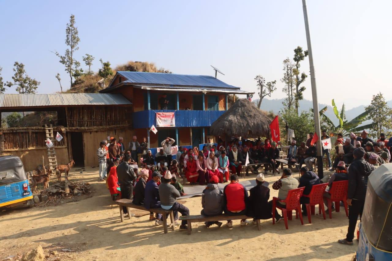 उम्मेदवार मल्ल मतदाताहरु सँगको भेटघाटमा व्यस्त