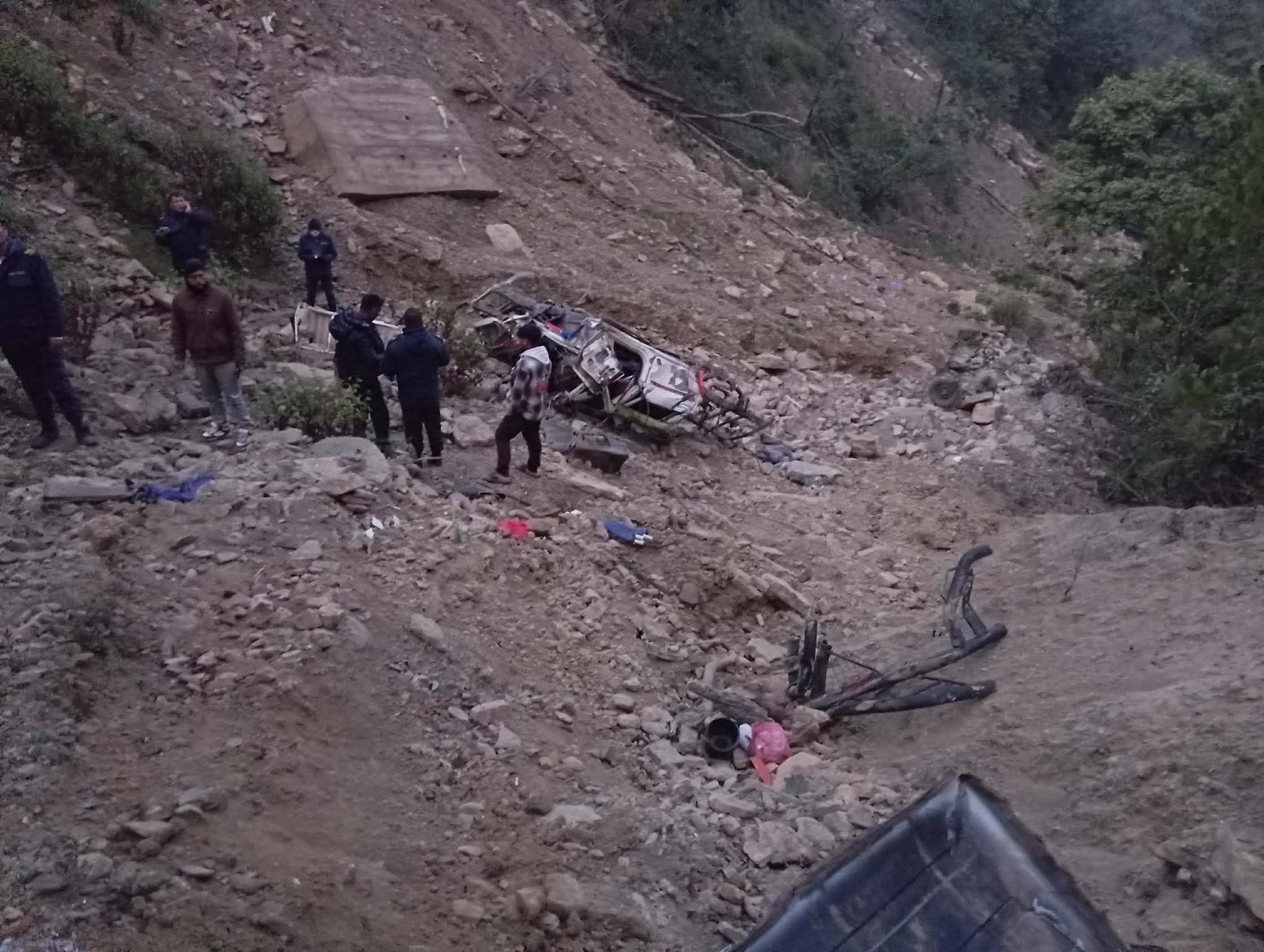 सल्यानमा डबल क्याप बोलेर जीप दुर्घटना: चालकको मृत्यु, ३ घाइते