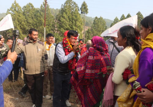 उम्मेदवार मल्ल मतदाताका समस्या सुन्नमा सक्रिय : मतदाताले लिखित रूपमा गरे बिकासको माग