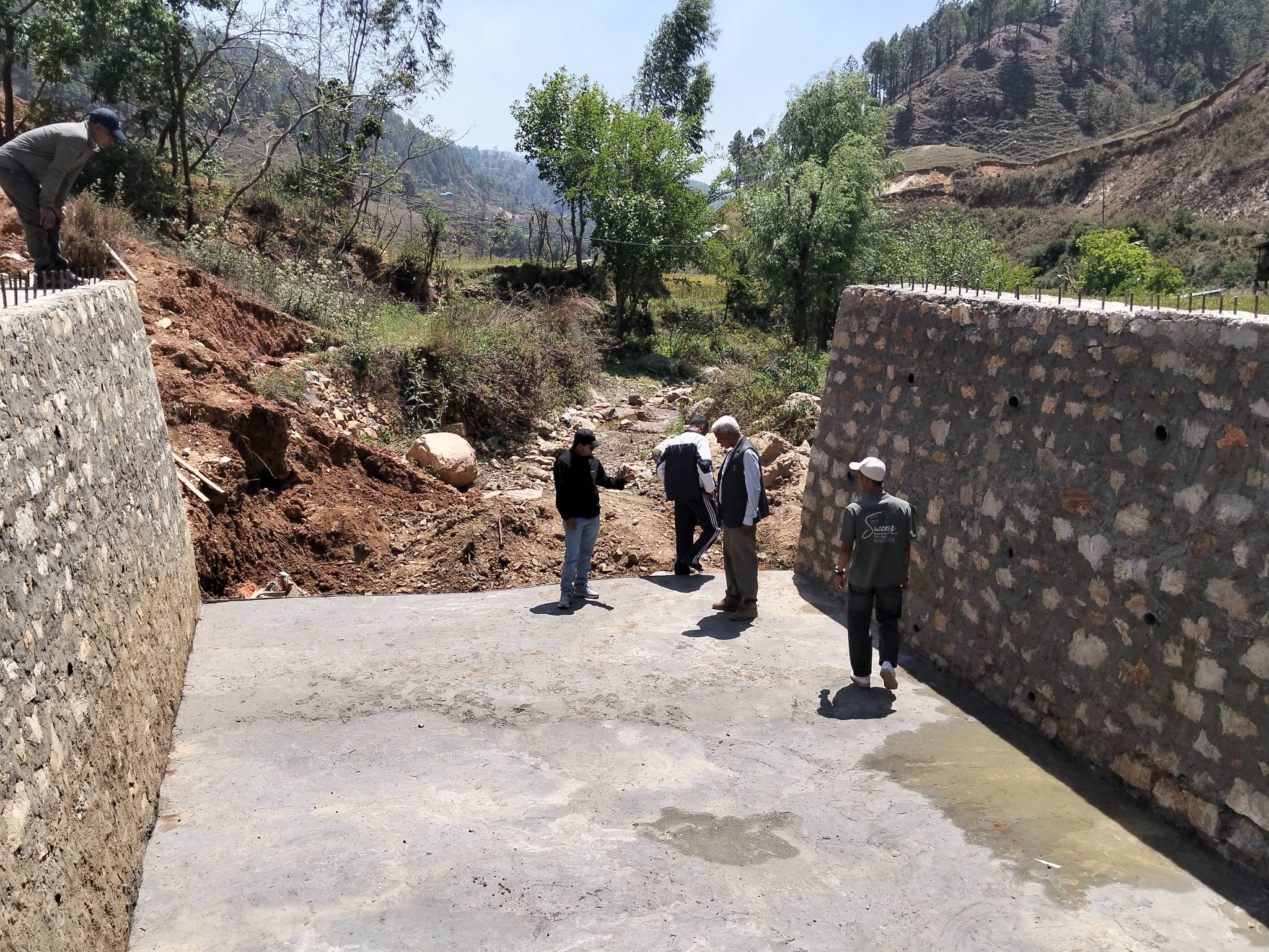 चाखलीघाट–कुमाख–त्रिवेणी सडकमा कमसल खालको सामग्री प्रयोग