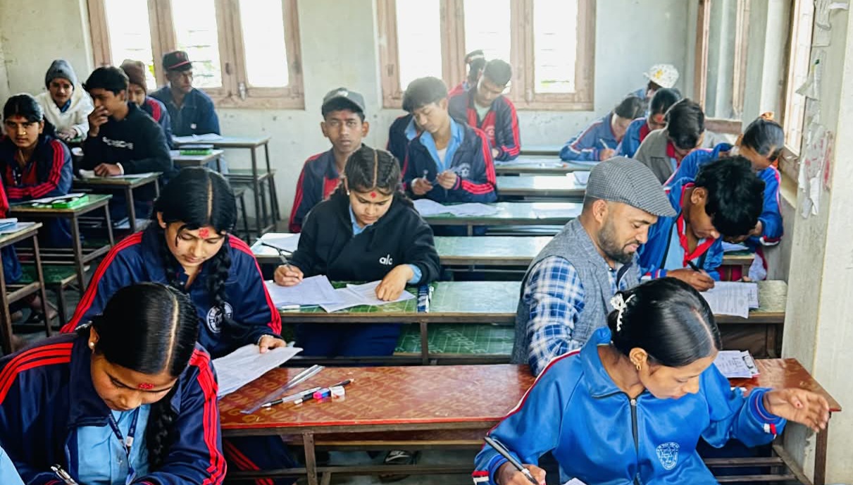 २० वर्षपछि परीक्षा हलमा वडा अध्यक्ष: ‘पढाइलाई उमेरले छेकेन