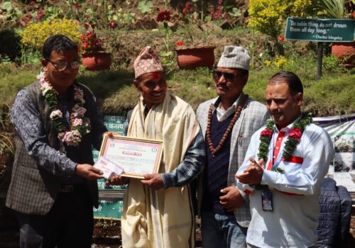 वनस्पति दिवसको अवसरमा सिद्धार्थ सामुदायिक वनका अध्यक्ष बुढा सम्मानित