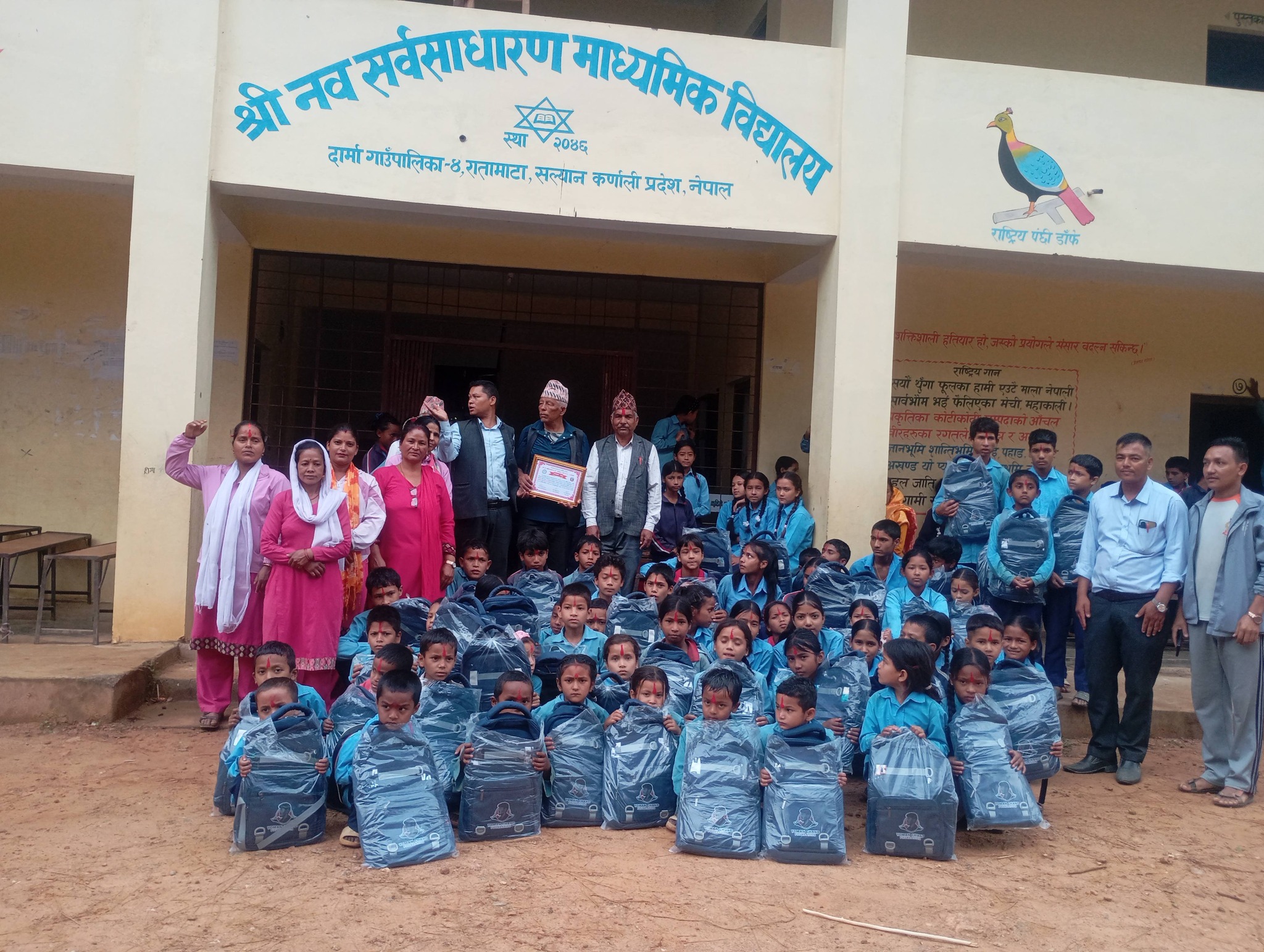 योमन चन्द फाउन्डेसनद्वारा विपन्न तथा जेहेन्दार विद्यार्थीलाई झोला वितरण