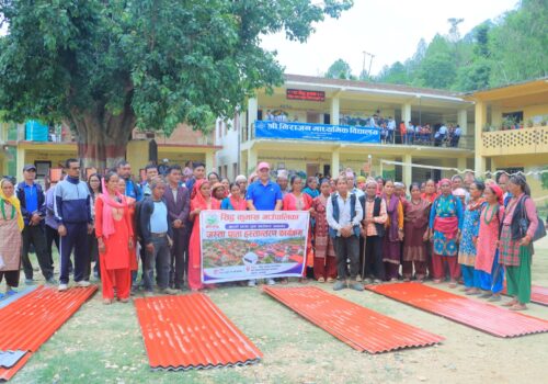 सिद्धकुमाखमा ५७ घरधुरीलाई जस्तापाता वितरण, खरको छाना विस्थापन अभियानलाई तीव्रता