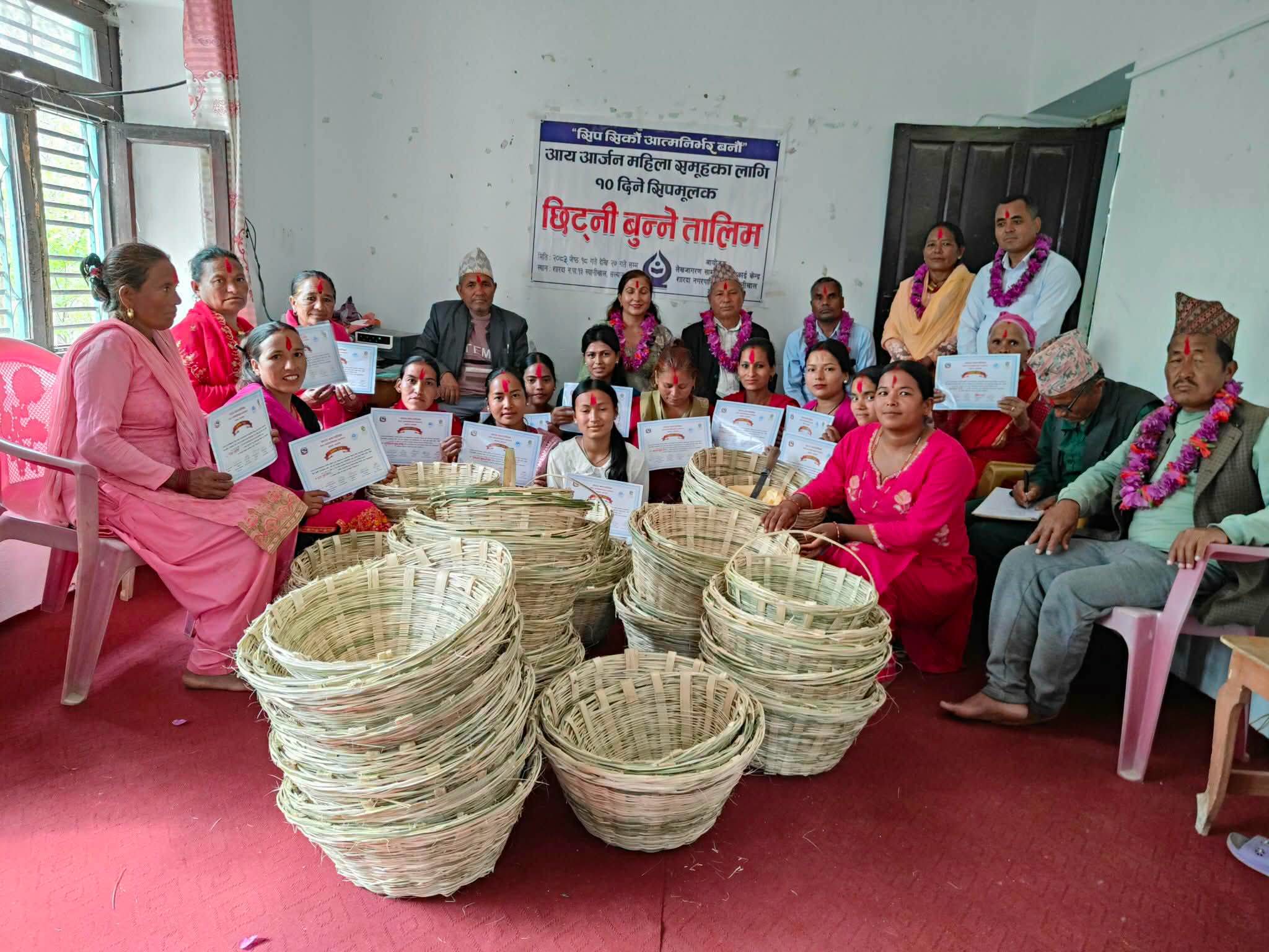 सल्यानका महिलाहरुलाई बाँसका सामग्री निर्माण तालिम