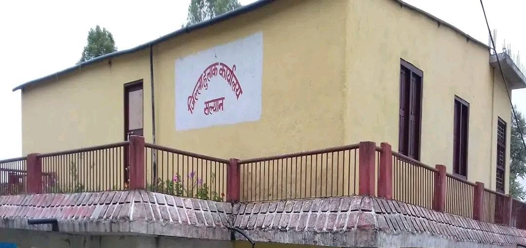 रसुवा बाढीपीडितका लागि सल्यान हुलाकका कर्मचारीले दिए एक लाख ७२ हजार